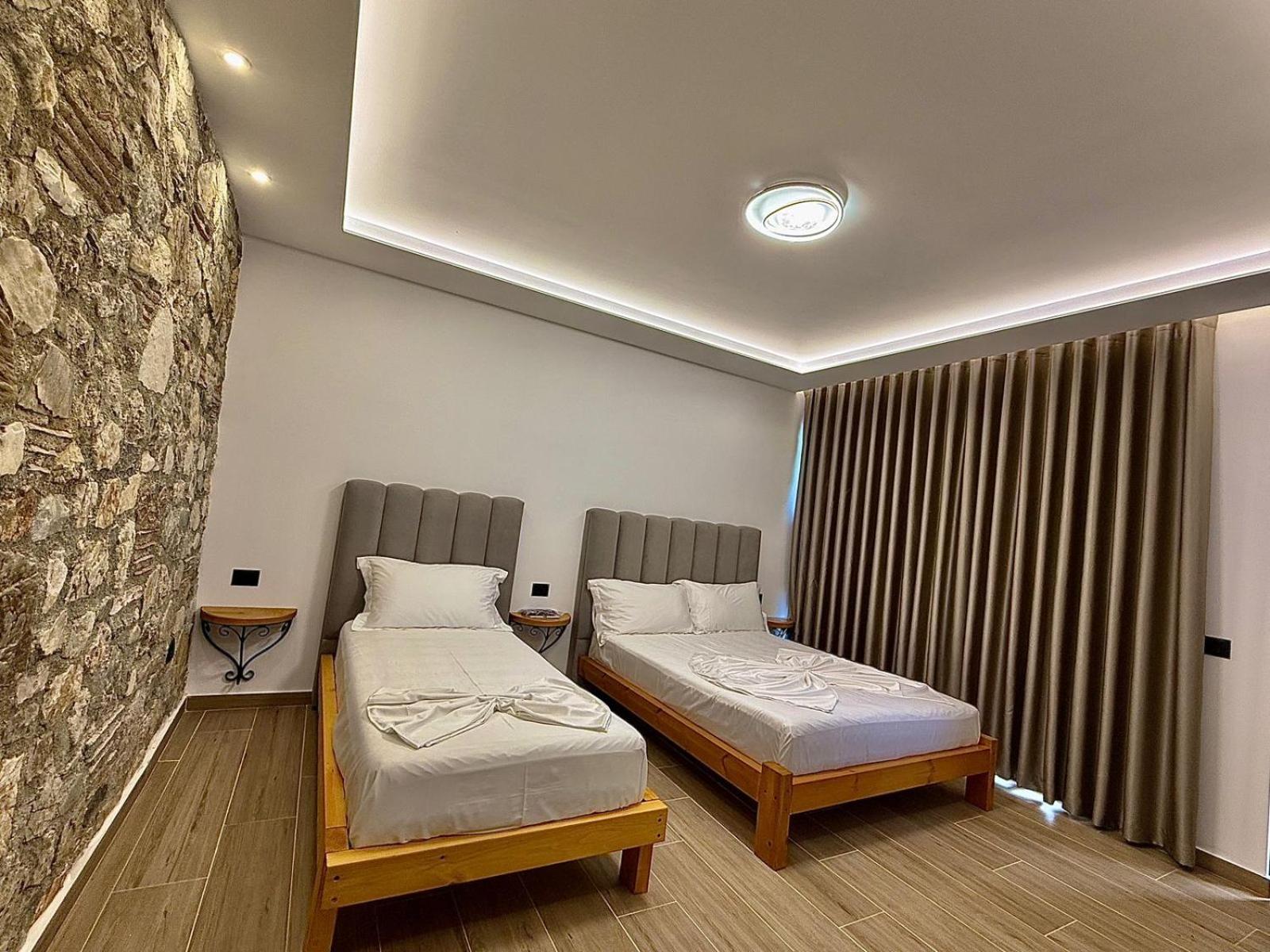 Hotel Panorama Piqeras Bagian luar foto